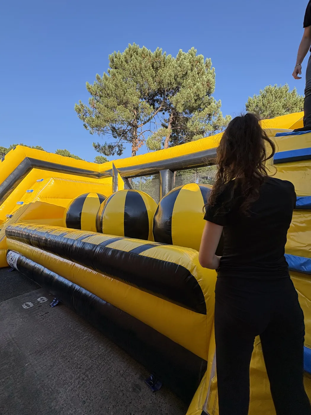 Location du Wipe Out gonflable avec ses boules géantes à franchir - Funtastic Bassin d'Arcachon, Gujan-Mestras (Gironde)